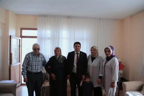 Kaymakamımız Sn. Ahmet Nuri DEMİR, 30 Ağustos Zafer Bayramının 101. Yıl Dönümü Programları Kapsamında Şehit Ailelerini Ziyaret Etti.