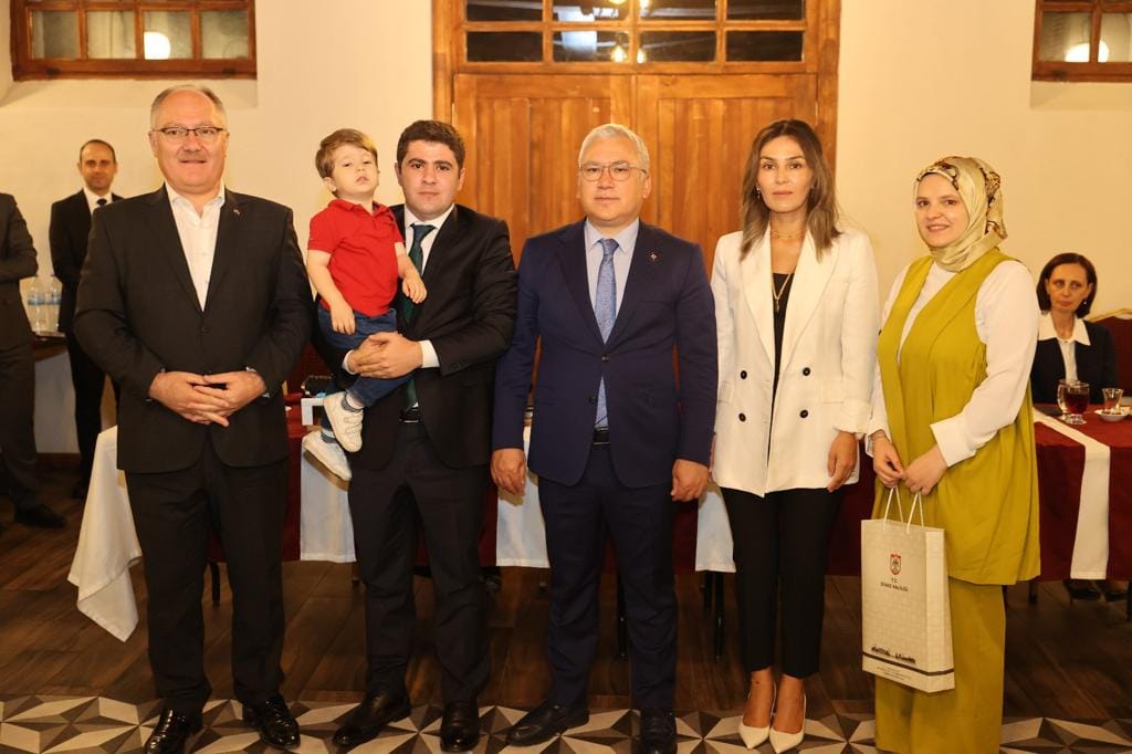 Valimiz Sn.Yılmaz Şimşek ve Eşi Dr.Çiğdem Olgun Şimşek'in Düzenlediği Veda Programına, Kaymakamımız Sn.Ahmet Nuri DEMİR ve Eşi Ayşe Nur DEMİR Katıldı.
